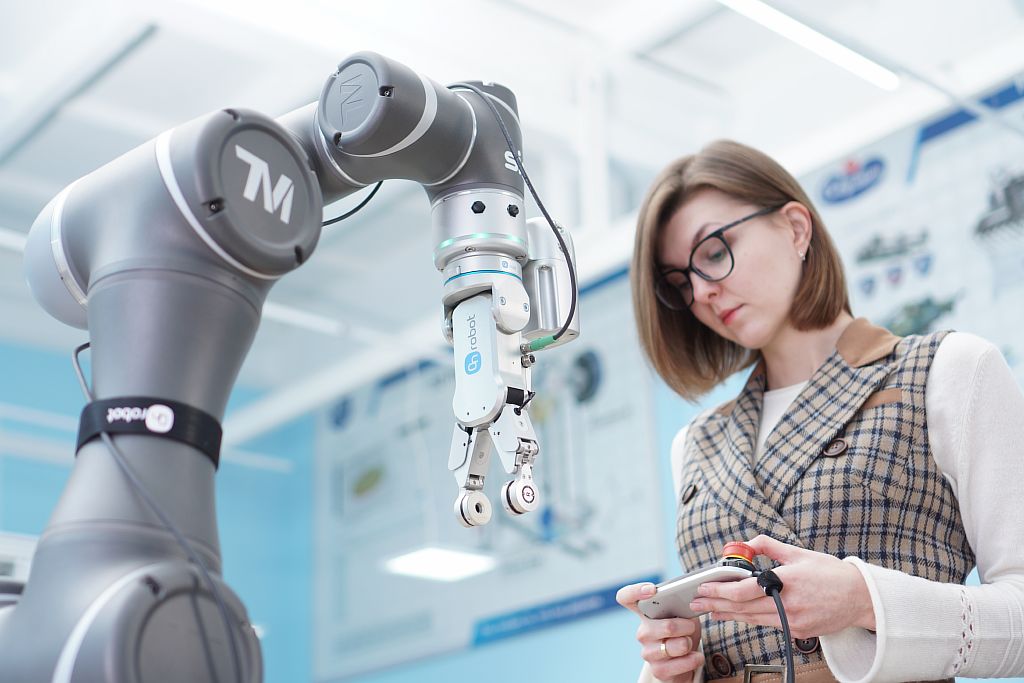 Автоматизация и роботизация технология 8 класс. Промышленные роботы. Коллаборативные роботы. Роботизация производства. Медицинские роботы.